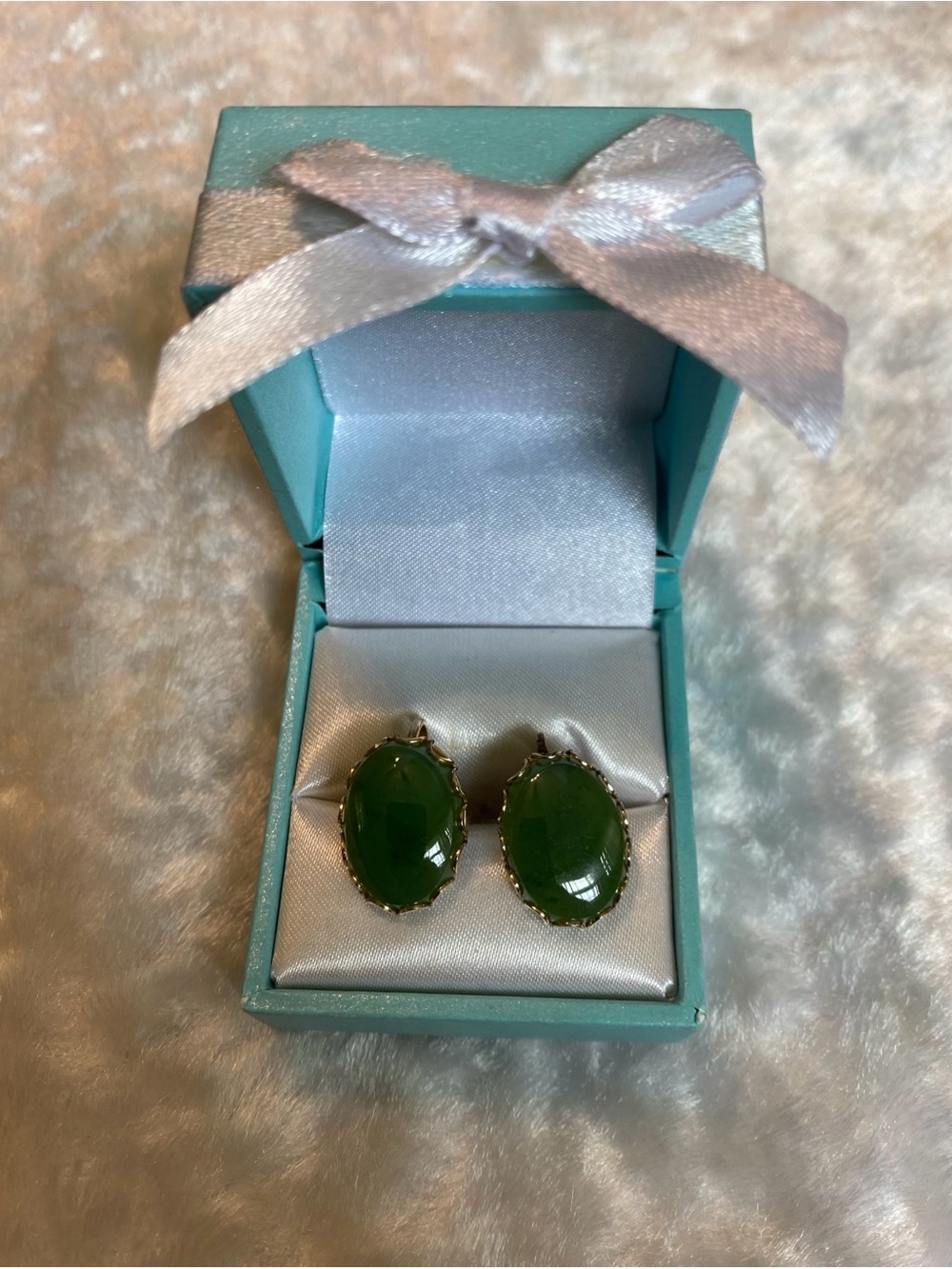 🍀VTG Green Oval Stone Screw Back Earrings